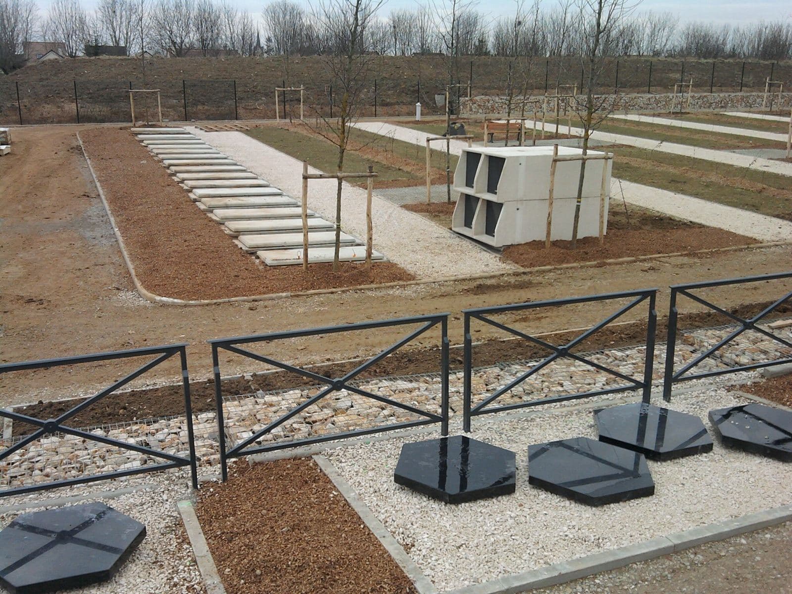 Amenagement funeraire neuf avec cavurnes et columbarium, cimetiere de Savigny-le-Temple
