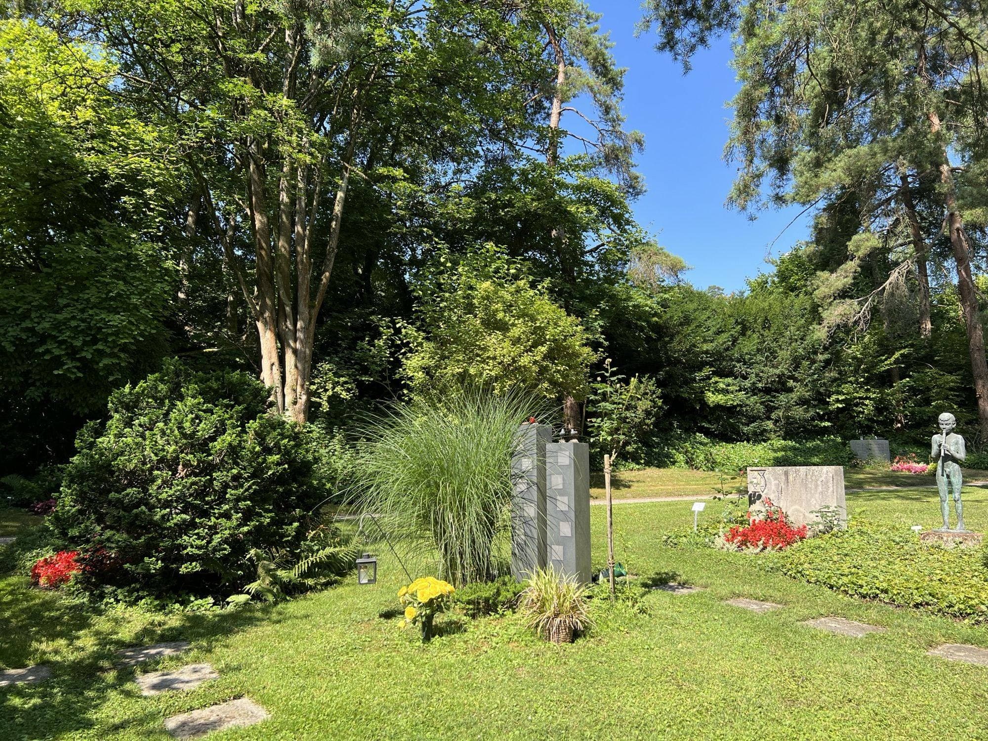 Cimetière communal paysager arboré avec espace cinéraire et pelouses entretenues
