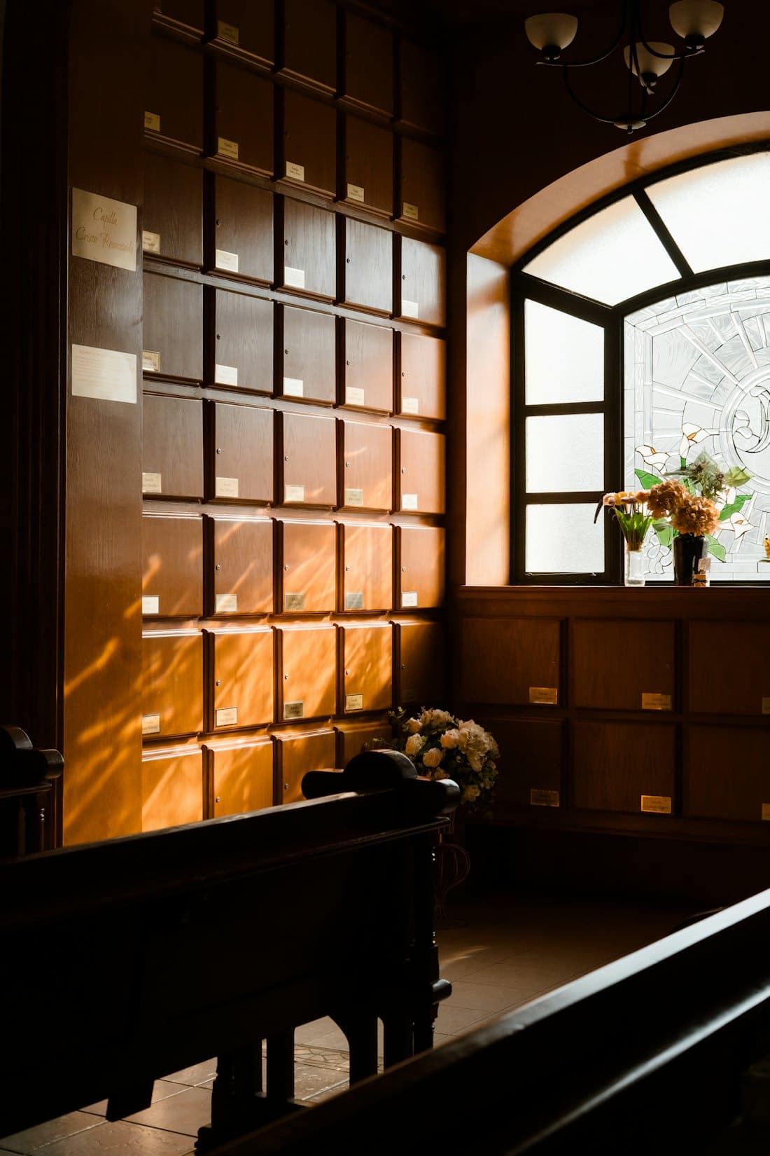 Monument cineraire et cases de columbarium personnalisees