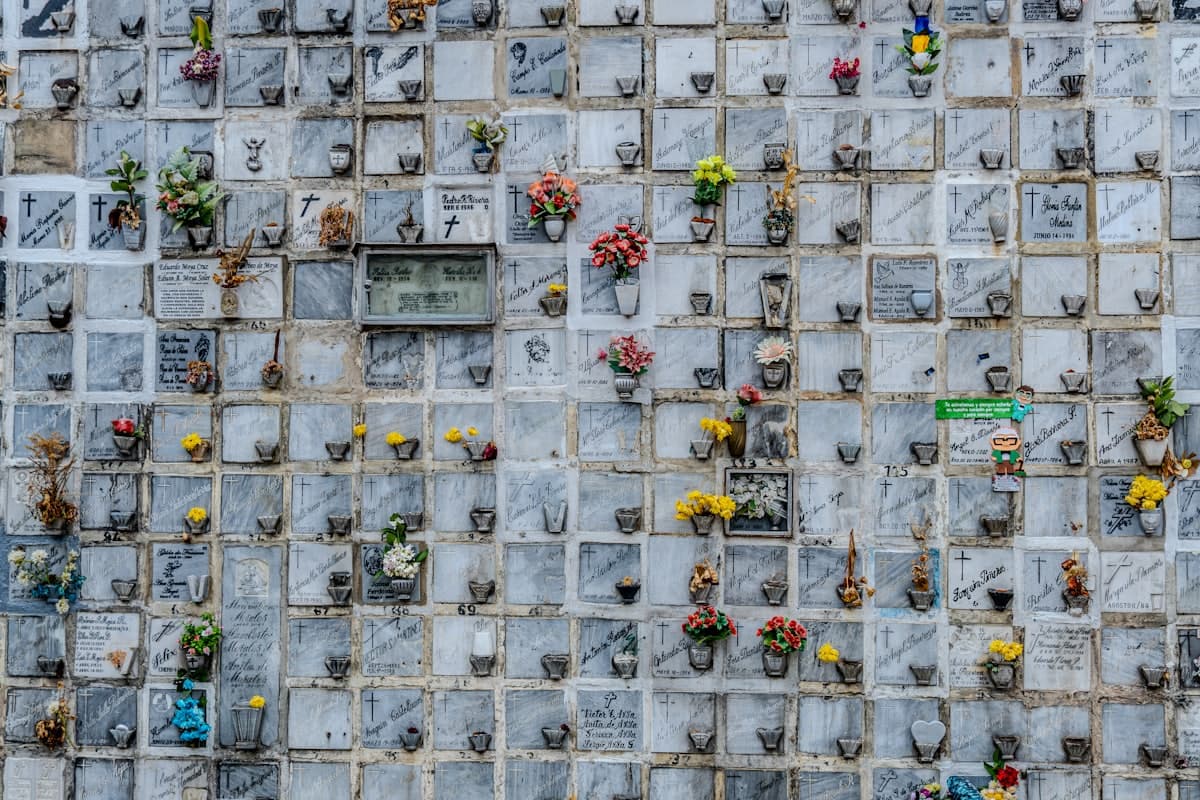 Columbarium a cases individuelles fleuries