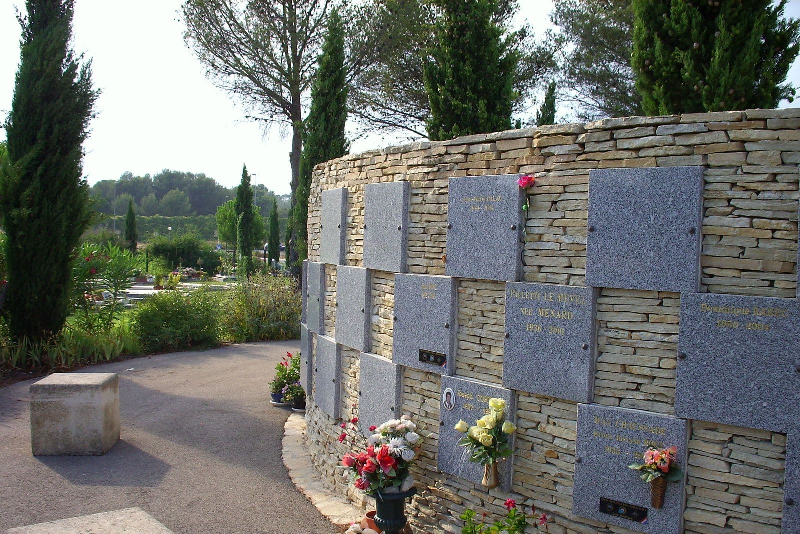 Columbarium en pierre seche courbe avec cases en granit, cimetiere de Jacou