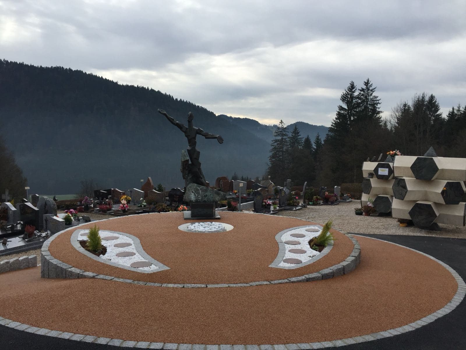 Espace cinéraire communal amenage avec jardin du souvenir et columbarium en montagne