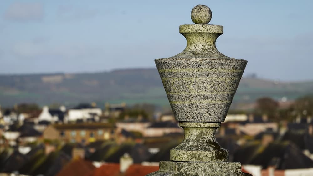 Monument funeraire contemporain en pierre sculptee