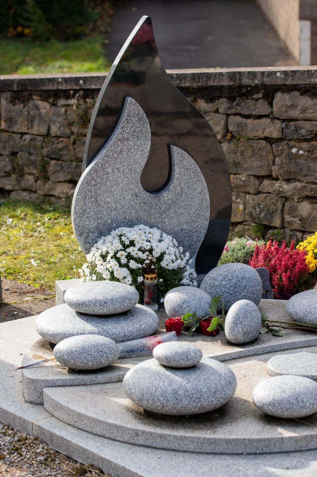 Monument funéraire contemporain en granit noir sculpté en flamme