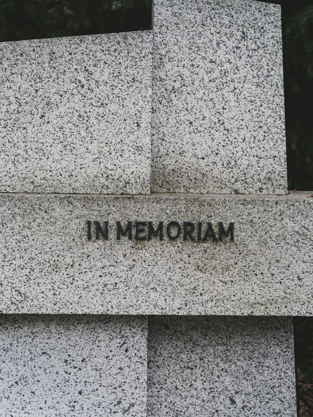 Monument plat en granit poli grave In Memoriam