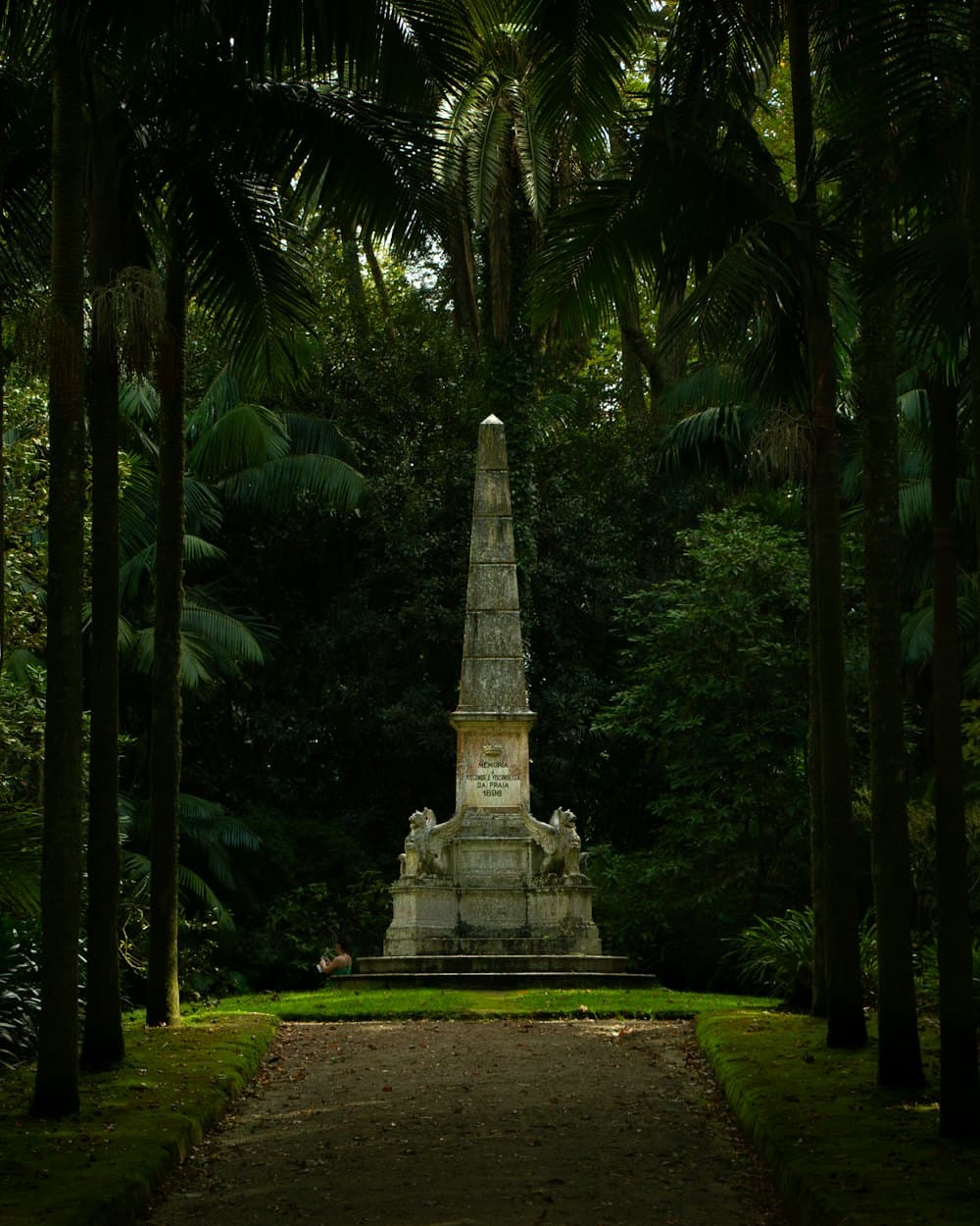 Monument obelisque dans un jardin du souvenir